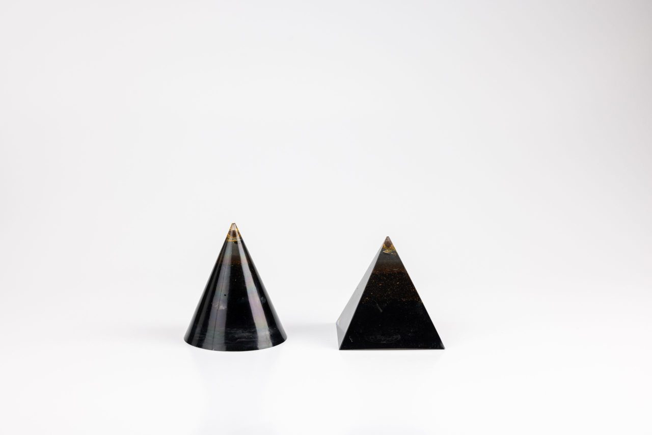 Black Zambala Pyramid large, 81.4g, BZ 106